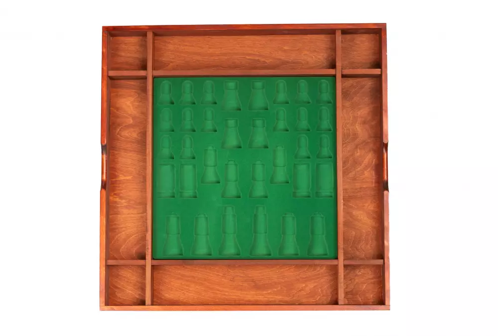 Drewniana kasetka z przegródkami na figury szachowe